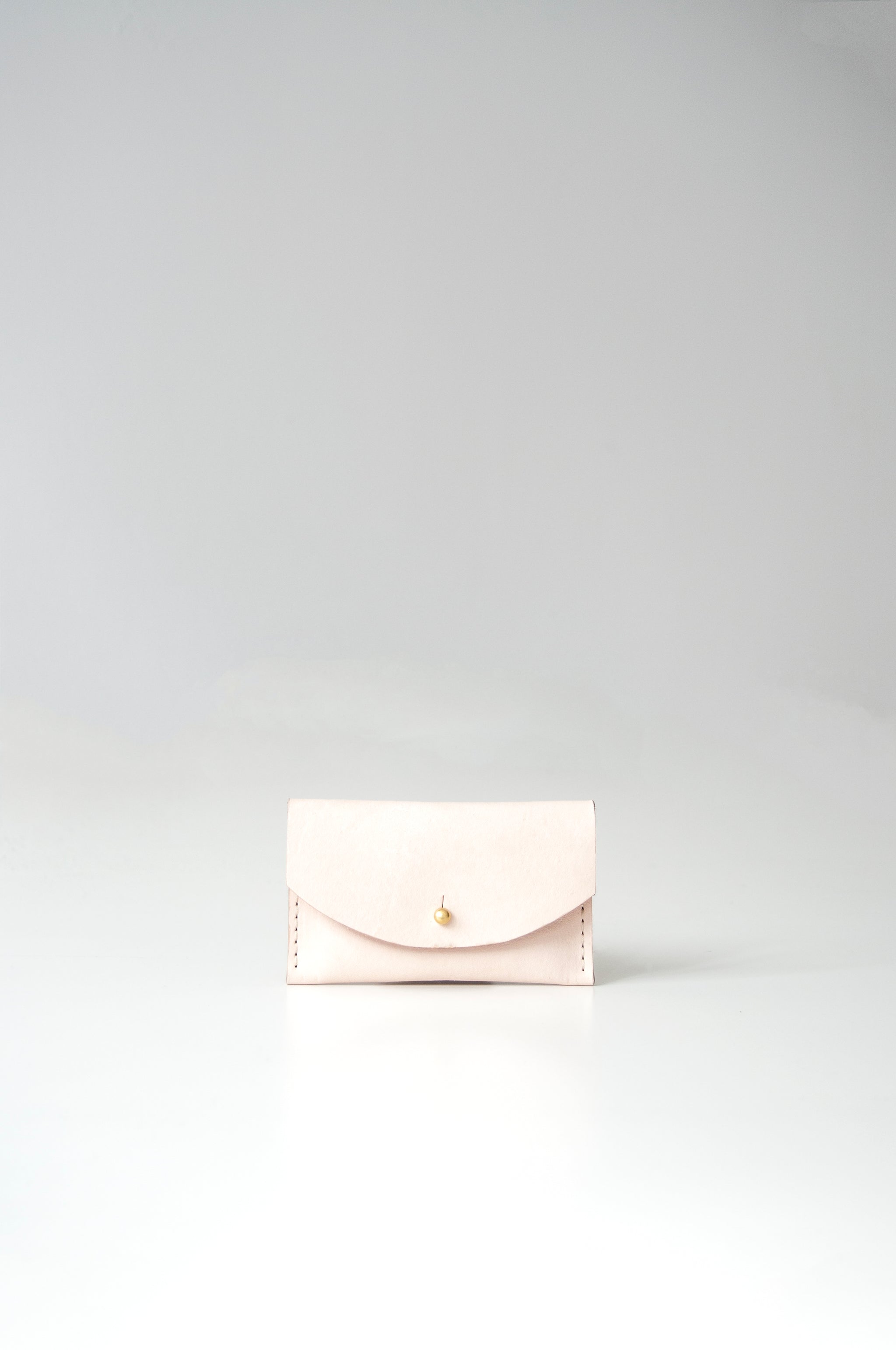 front view of the glare card holder in beige veg tan leather